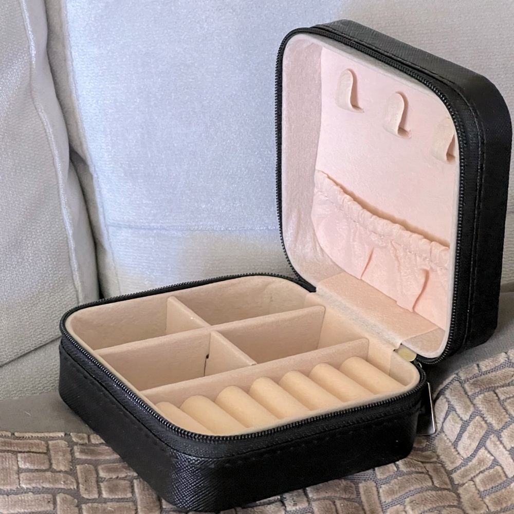 New Zippered Travel Jewelry case